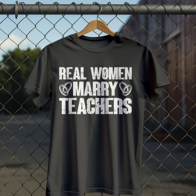 Camiseta Mujeres verdaderas se casan con maestros graciosos (Subido por el creador)