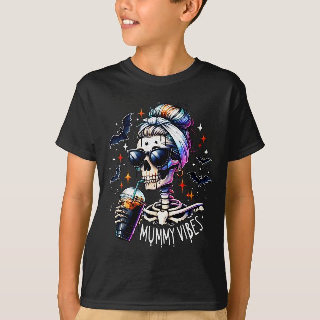 Camiseta Mummy Vibes Skeleton Coffee Mom Soky Season Hallow (Anverso)