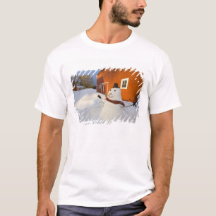 Camiseta Muñeco de nieve delante del granero rojo en las