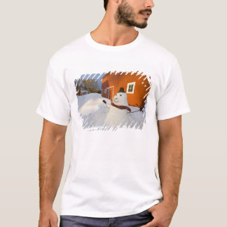 Camiseta Muñeco de nieve frente a granero rojo en Columbia 