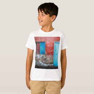 Camiseta Muro rojo, azul y gris, puerta y ventana