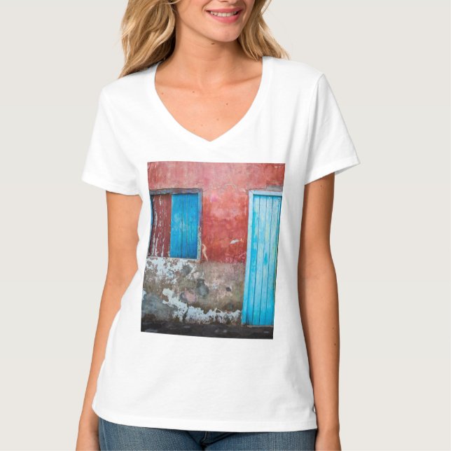 Camiseta Muro rojo, azul y gris, puerta y ventana (Anverso)