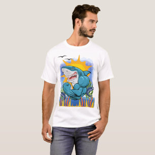 Camiseta Músculos flexantes de tiburón navegan por el mar y