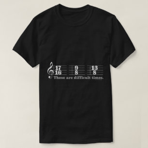 Camiseta Músico Divertido “Tiempos Difíciles” Signatura de
