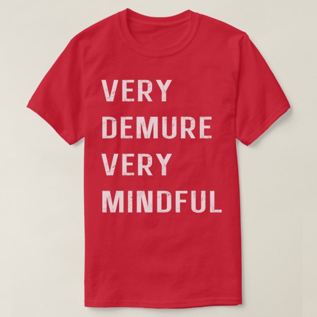 Camiseta Muy Demora Muy Mentirosa Muy Cortesía Muy Consider (Diseño del anverso)