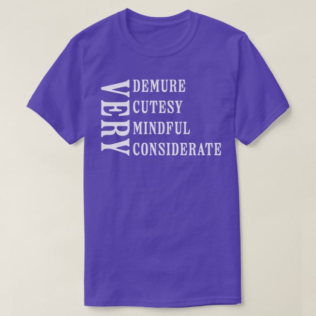 Camiseta Muy Demora Muy Mentirosa Muy Cortesía Muy Consider (Diseño del anverso)