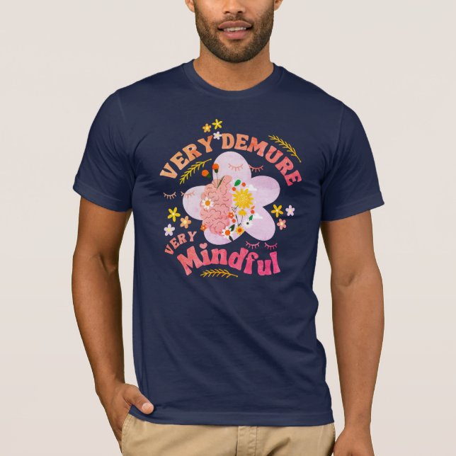 CAMISETA MUY DEMUESTRA LA DEMORA DE UN BIENESTAR MUY CUIDAD (Anverso)