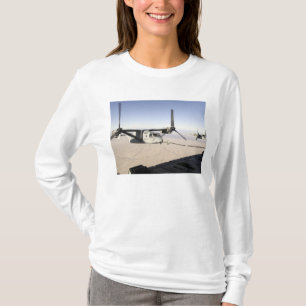 Camiseta MV-22 Osprey reabastece el vuelo intermedio