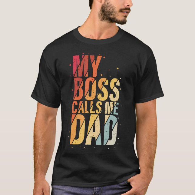 Camiseta My Boss Calls Me Dad Humorous Honorary Father Desi (Anverso)