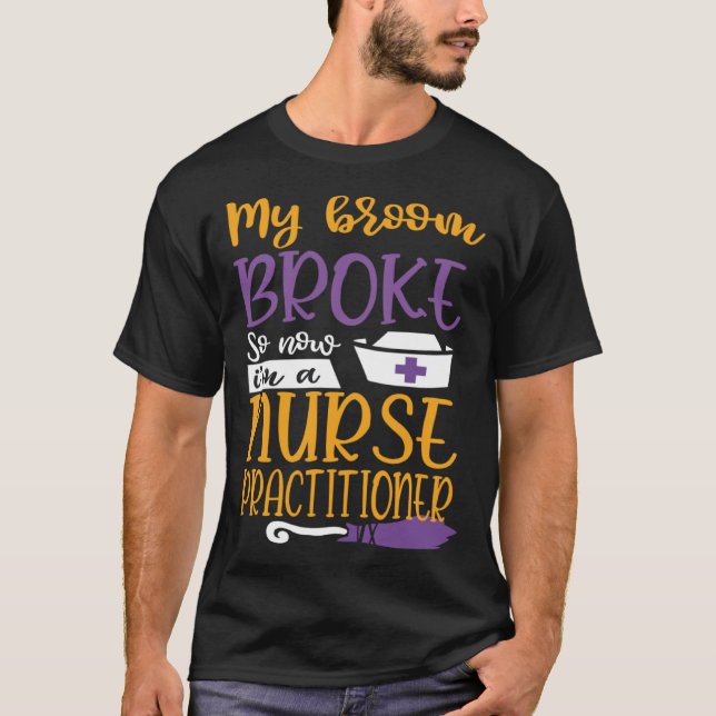 Camiseta My Broom Broke So I Became Nurse Practitioner Hall (Anverso)