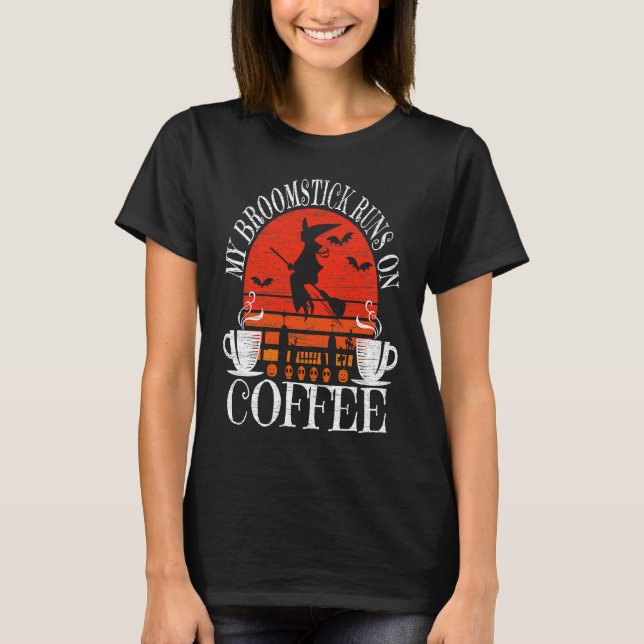 Camiseta My Broomstick Runs On Coffee Cute Halloween Witche (Anverso)