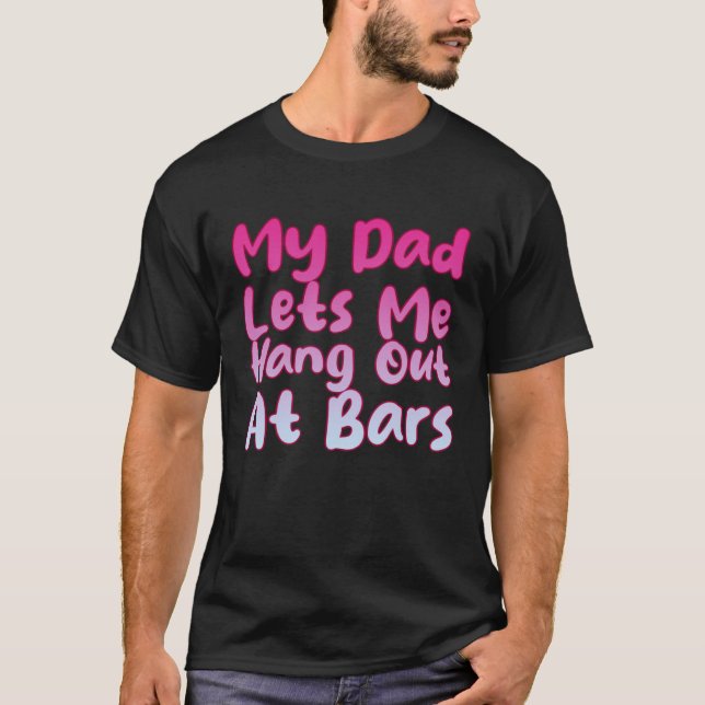 Camiseta My Dad Lets Me Hang Out At Bars (Anverso)
