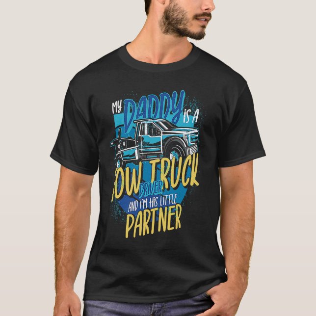 Camiseta My Daddy Is A Tow Truck Driver And I'm His Little  (Anverso)