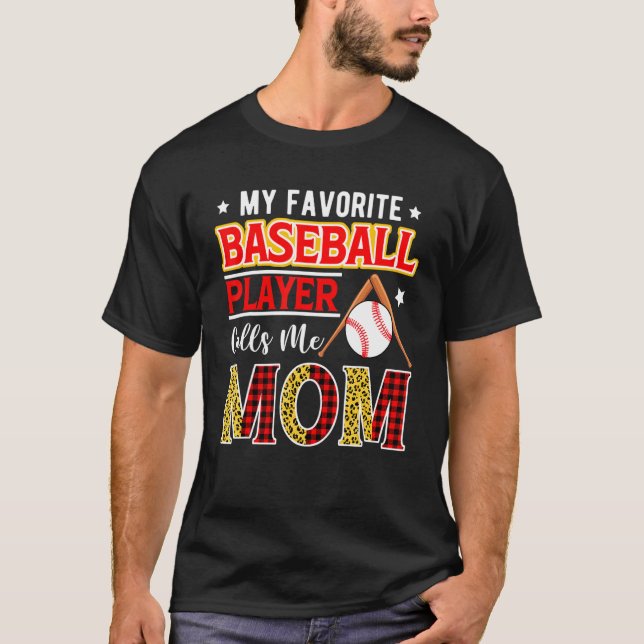 Camiseta My Favorite Baseball Player Calls Me Mom Mother's  (Anverso)