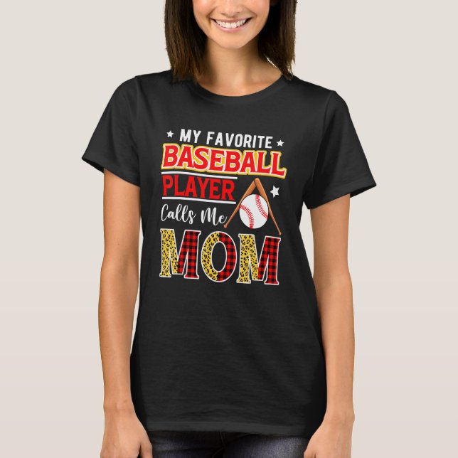 Camiseta My Favorite Baseball Player Calls Me Mom Mother's  (Anverso)