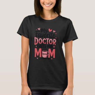 Camiseta My Favorite Doctor Calls Me Mom Funny Medical Moth