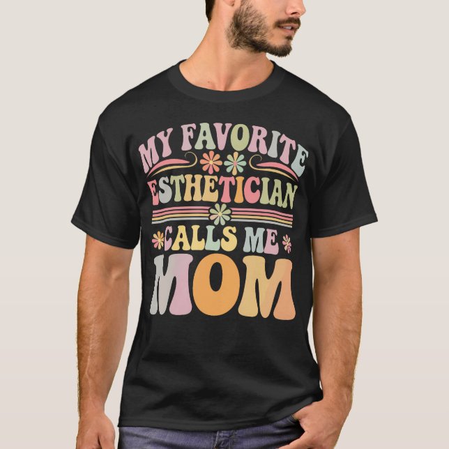 Camiseta My Favorite Esthetician Calls Me Mom Groovy Mother (Anverso)