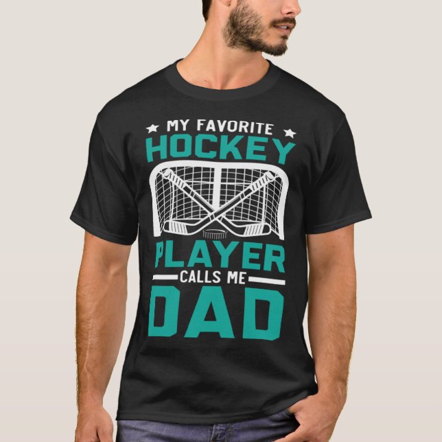 Camiseta My Favorite Hockey Player Calls Me Dad Fathers Day (Anverso)