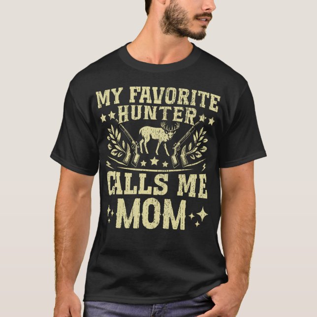 Camiseta My Favorite Hunter Calls Me Mom Of Hunter Hunting (Anverso)