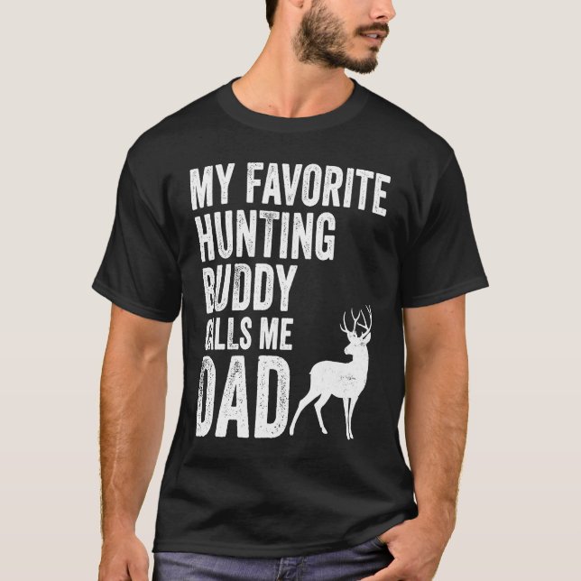 Camiseta My Favorite Hunting Buddy Calls Me Dad Deer Hunter (Anverso)