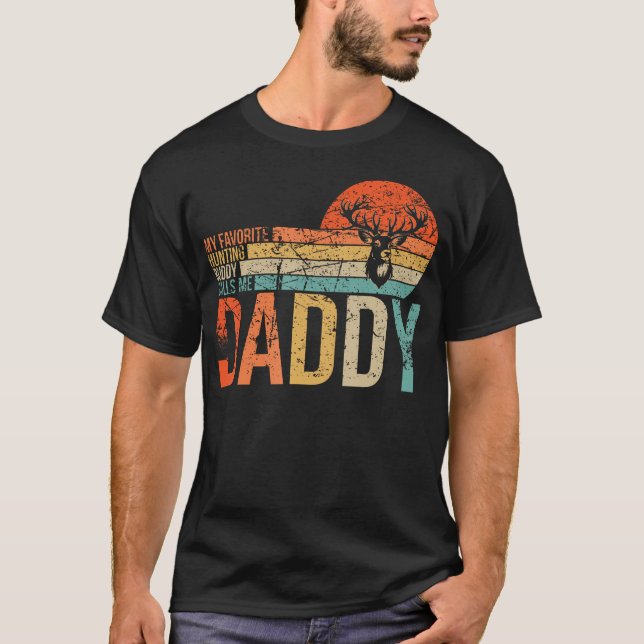 Camiseta My Favorite Hunting Buddy Calls Me Daddy Love Deer (Anverso)