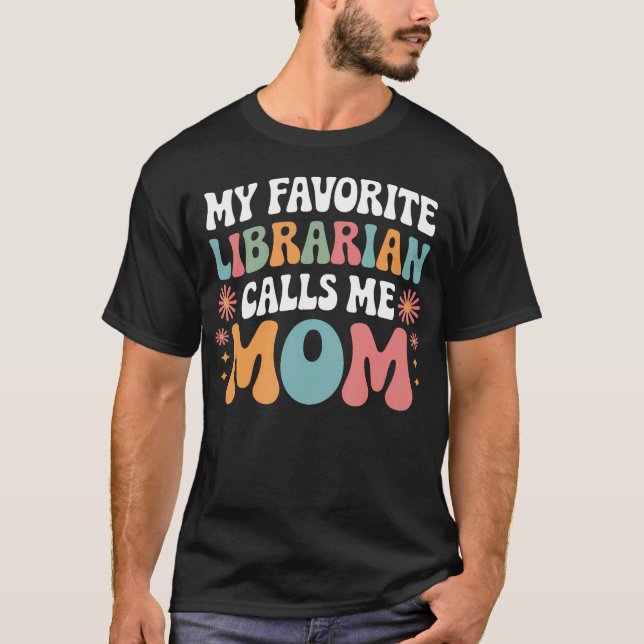 Camiseta My Favorite Librarian Calls Me Mom Funny Groovy Mo (Anverso)