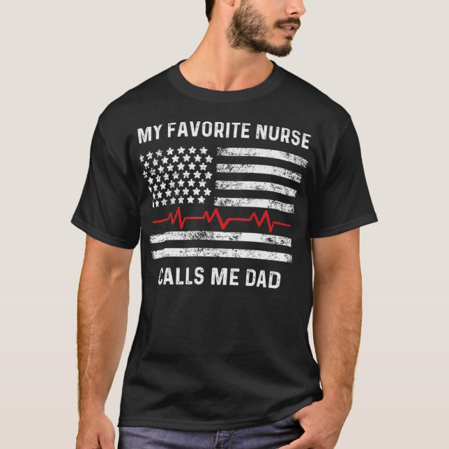 Camiseta My Favorite Nurse Calls Me Dad  American Flag (Anverso)