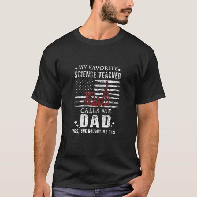 Camiseta My Favorite Science Teacher Calls Me Dad She Bough (Anverso)