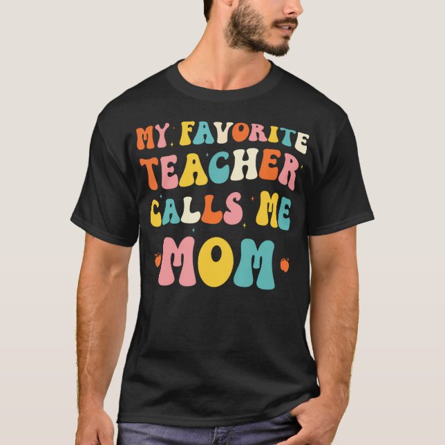 Camiseta My Favorite Teacher Calls Me Mom Funny Groovy Teac (Anverso)