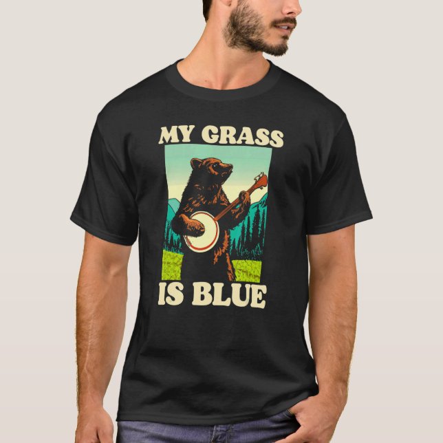 Camiseta My Grass Is Blue Banjo Bear Retro Nature Graphic (Anverso)