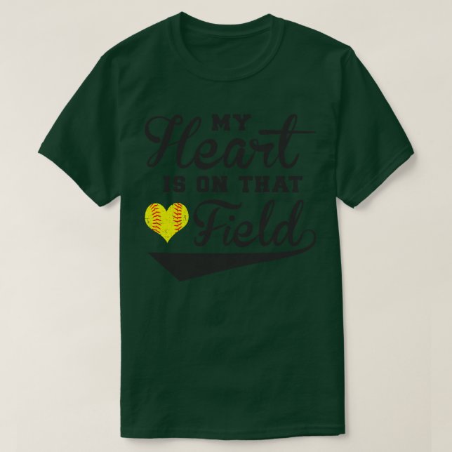 Camiseta My Heart Is On That Field Fastpitch Softball Mom  (Diseño del anverso)