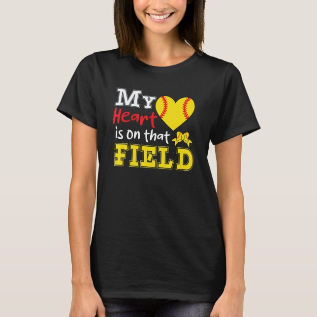 Camiseta My Heart is on that Field Softball  Softball Mom (Anverso)