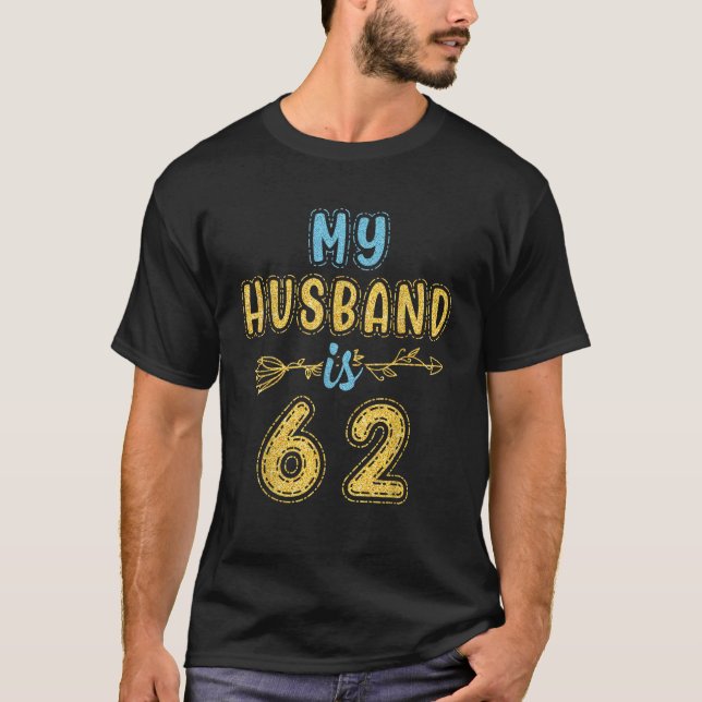 Camiseta My Husband Is 62 Years Old Happy Birthday To Him M (Anverso)