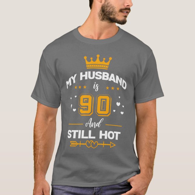 Camiseta My Husband Is 90 And Still Hot 90Th Py boy (Anverso)