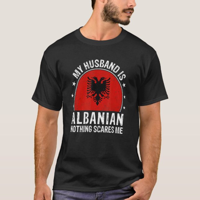 Camiseta My Husband Is Albanian Nothing Scares Me Albanian  (Anverso)