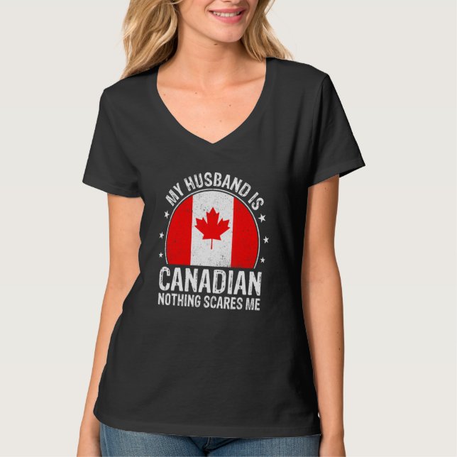 Camiseta My Husband Is Canadian Nothing Scares Me Canadian  (Anverso)