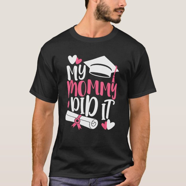 Camiseta My Mommy Did It Graduation Graduated Mom Proud Chi (Anverso)