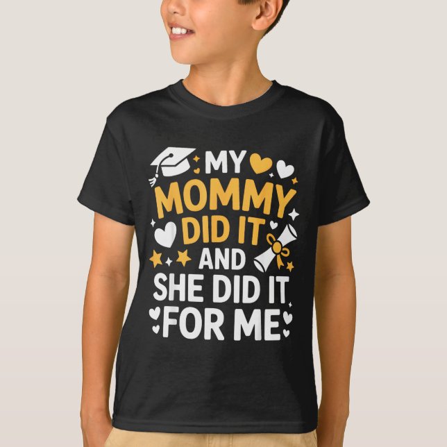 Camiseta My Mommy Did It Graduation Graduated Mom Proud Chi (Anverso)