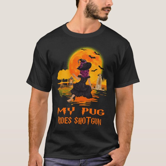 Camiseta My Pug Rides Shotgun Dog and Witch Funny Halloween (Anverso)