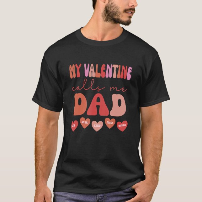 Camiseta My Valentine Calls Me Dad Retro Groovy Valentines  (Anverso)