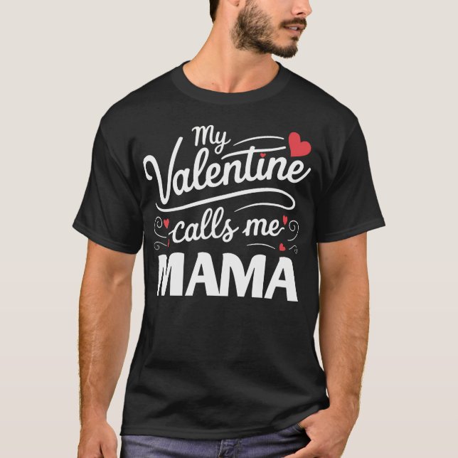 Camiseta My Valentine Calls Me Mama Retro Groovy Valentines (Anverso)