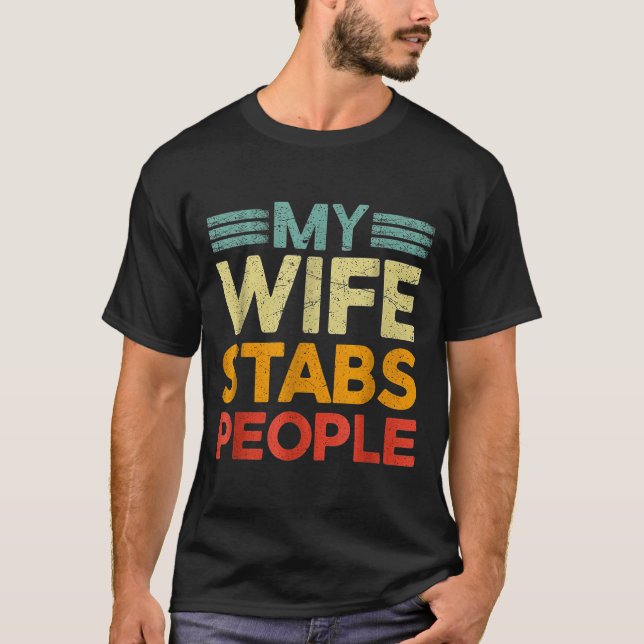Camiseta My Wife Stabs People Funny Nurse Husband Quote  (Anverso)