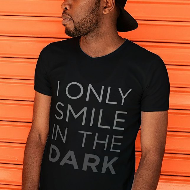 Camiseta Mystery Smiler Tee (Moody graphic tee – “I Only Smile in the Dark” shirt for introverts, goths, and deep thinkers)