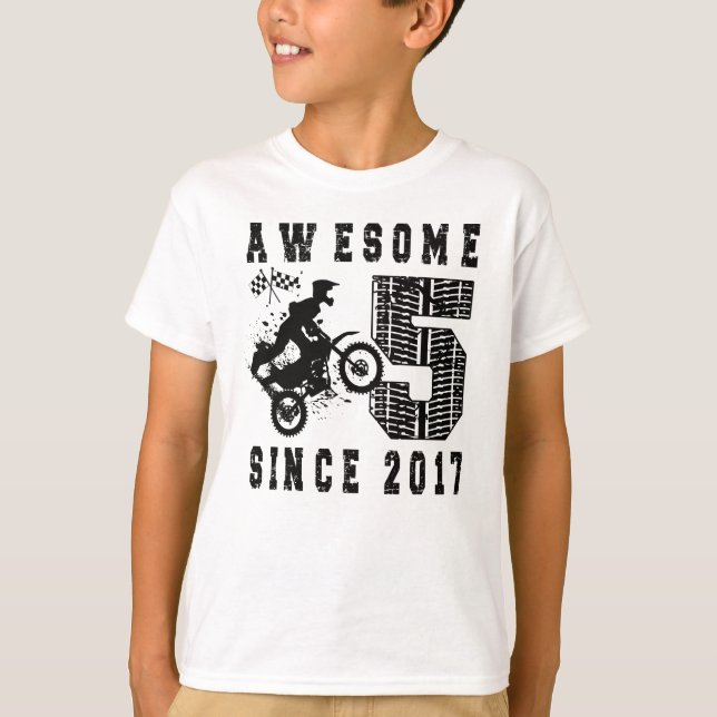 Camiseta Nacido en 2017 5.º regalo de cumpleaños, niño en b (Anverso)