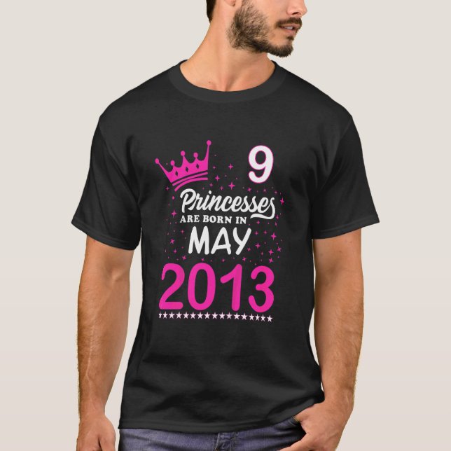 Camiseta Nacieron Princesas Rosadas Novenas En Mayo (Anverso)