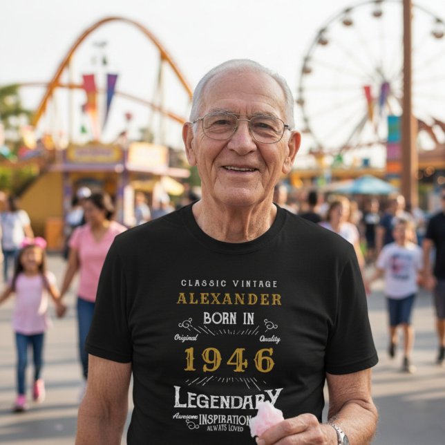 Camiseta Nacimiento de 1946 Legendario negro personalizado (80th birthday t-shirt worn by a man at a theme park.)