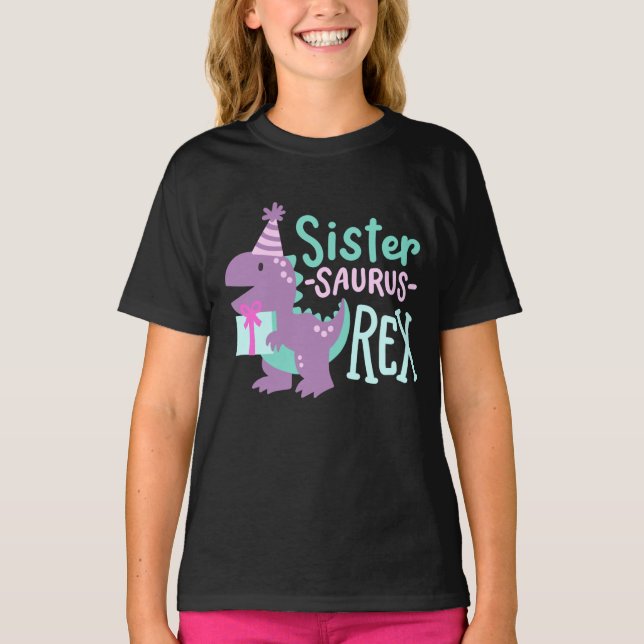 Camiseta Nacimiento de Dinosaurio Hermana Saurus T Rex (Anverso)