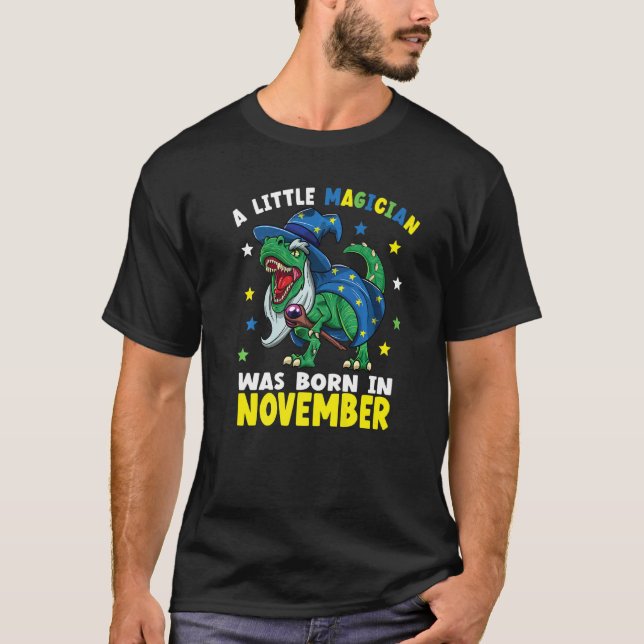 Camiseta Nació En Noviembre Un Pequeño Magicista (Anverso)