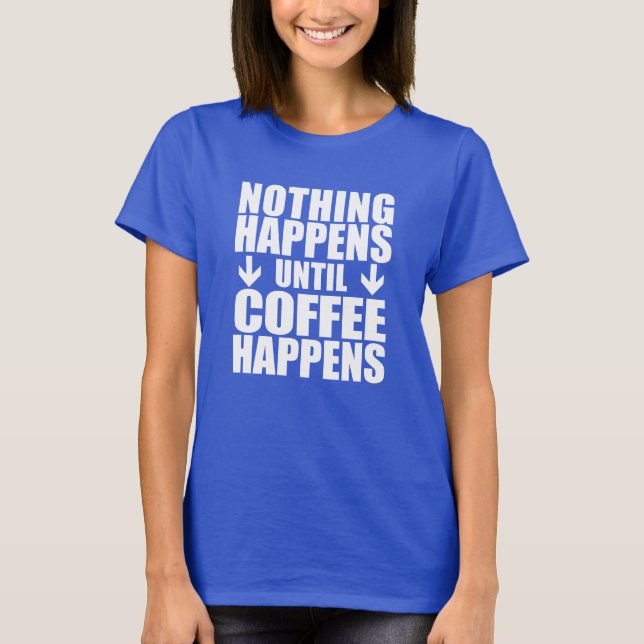 Camiseta Nada Sucede Hasta Que El Café Ocurre (OSCURO) (Anverso)