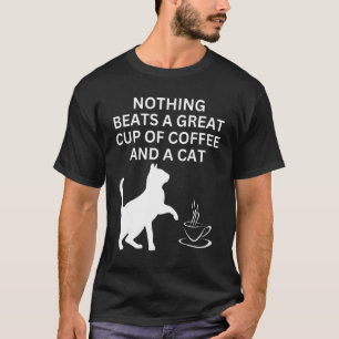 Camiseta Nada supera una gran taza de café y un gato